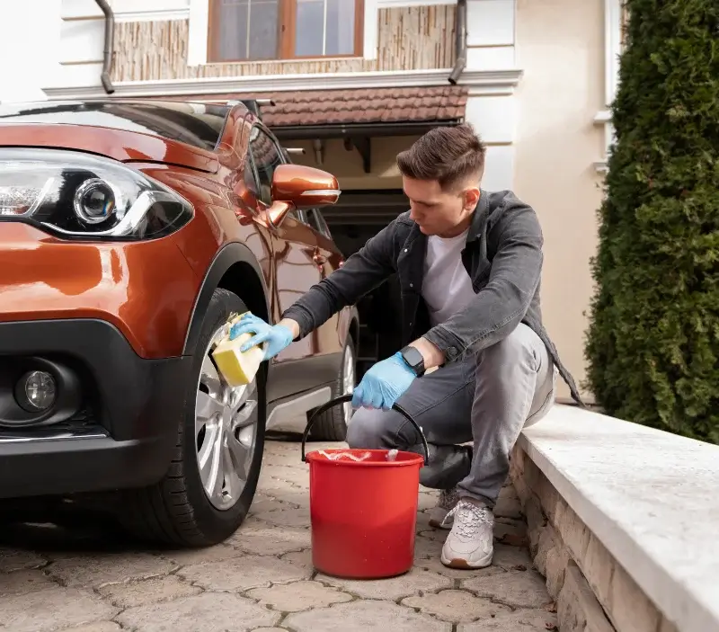 Lavage auto à domicile La Chapelle-Laurent : professionnel intervenant sur un véhicule